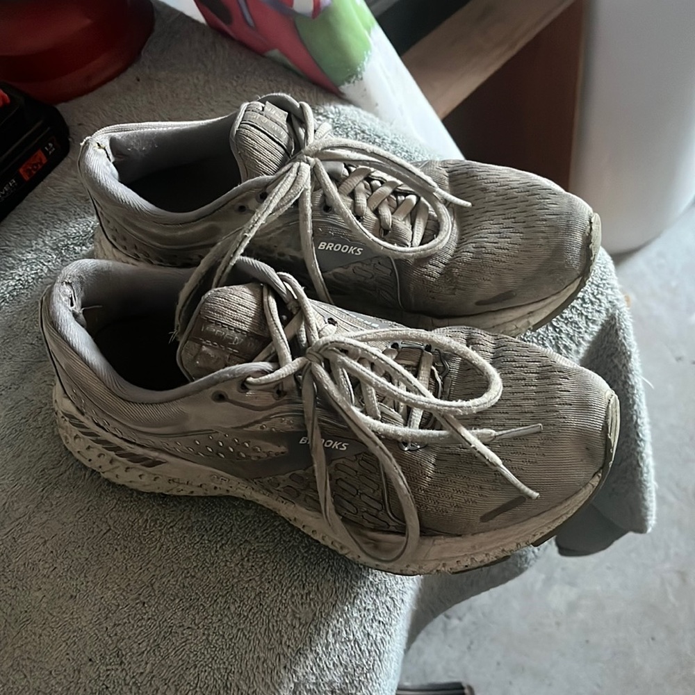 Women’s size 9 brooks running shoes